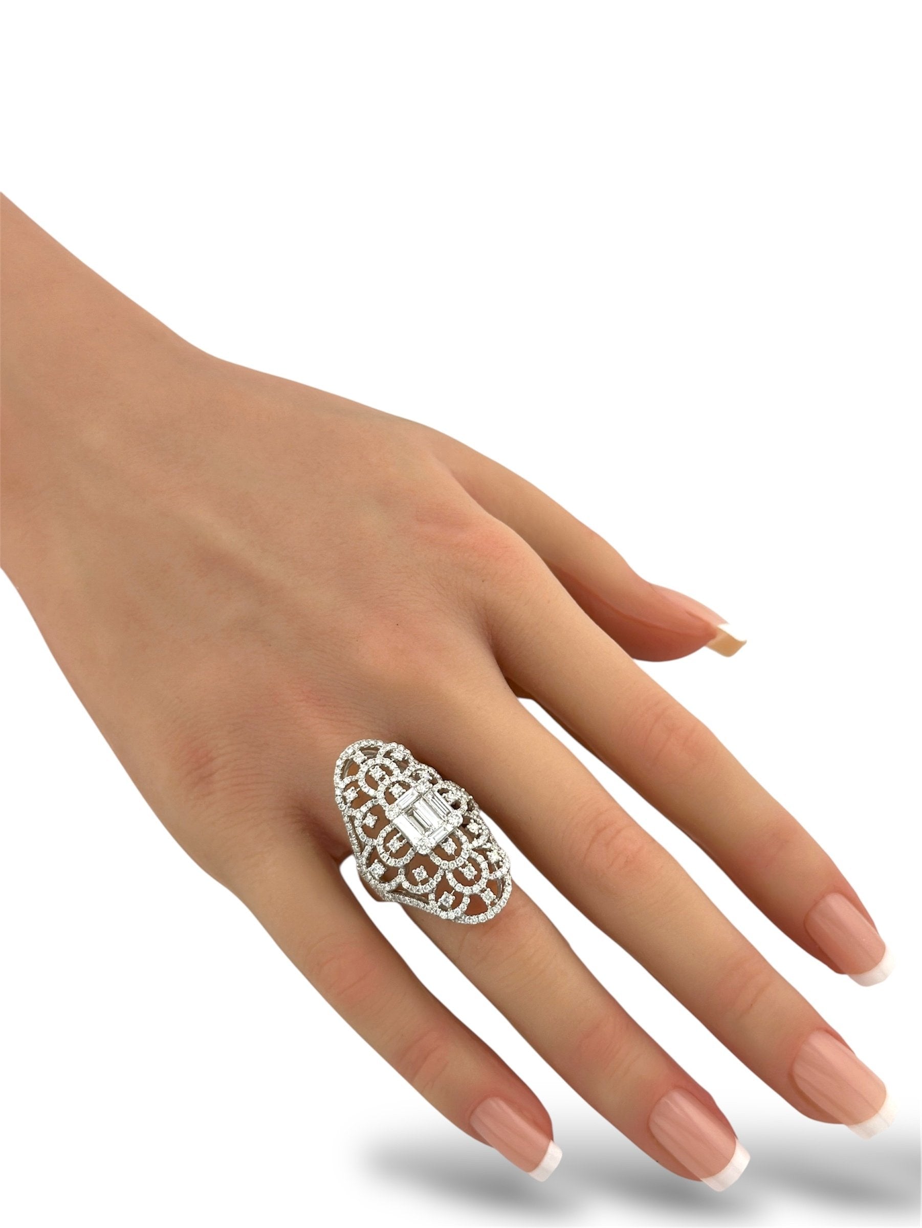 18 kt. White gold, 18K White Gold Ring with Radiant & 4.0ct Round Diamonds  -  4.0ct. tw. Diamond (Natural)