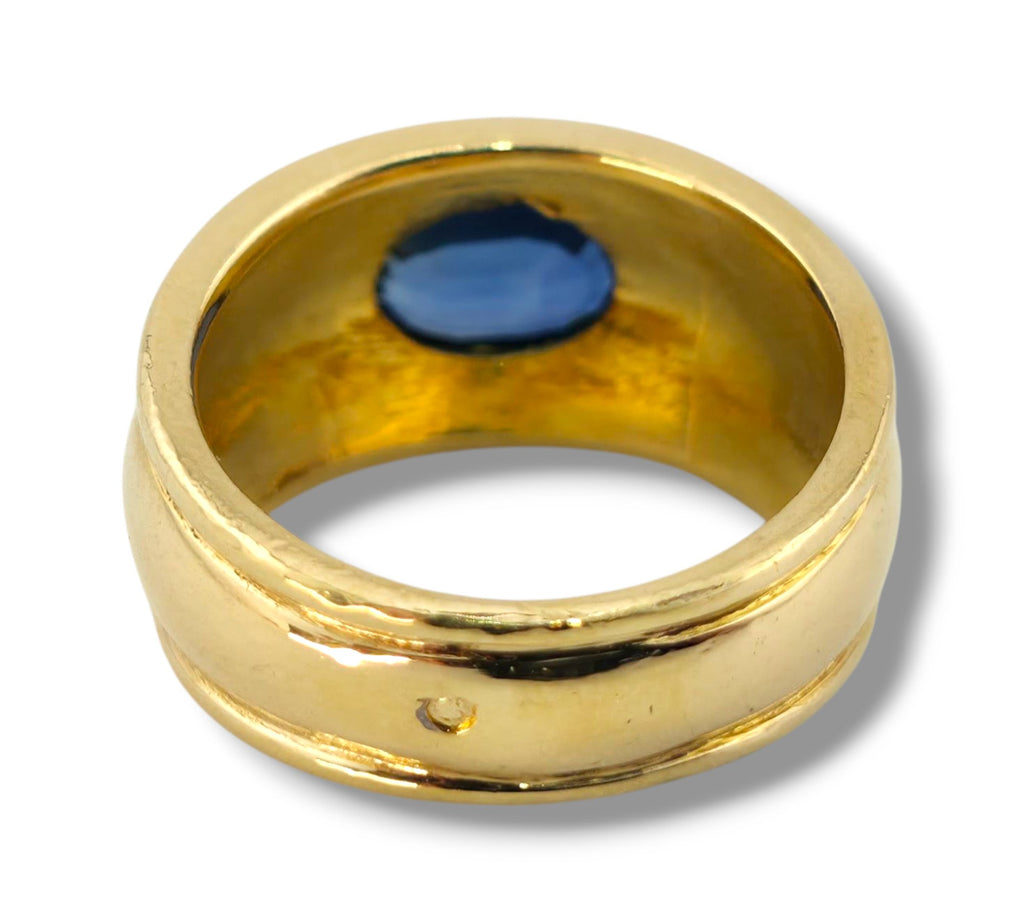 18K Yellow Gold Ring with Large Sapphire