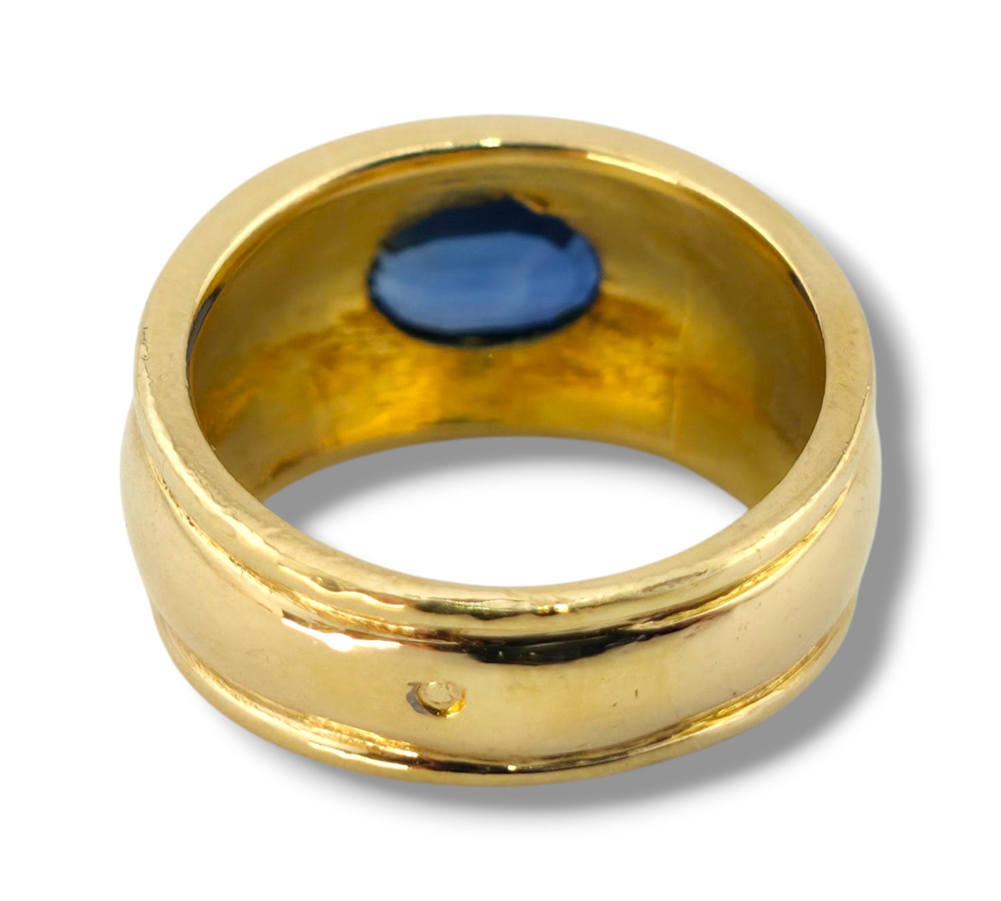 18K Yellow Gold Ring with Large Sapphire
