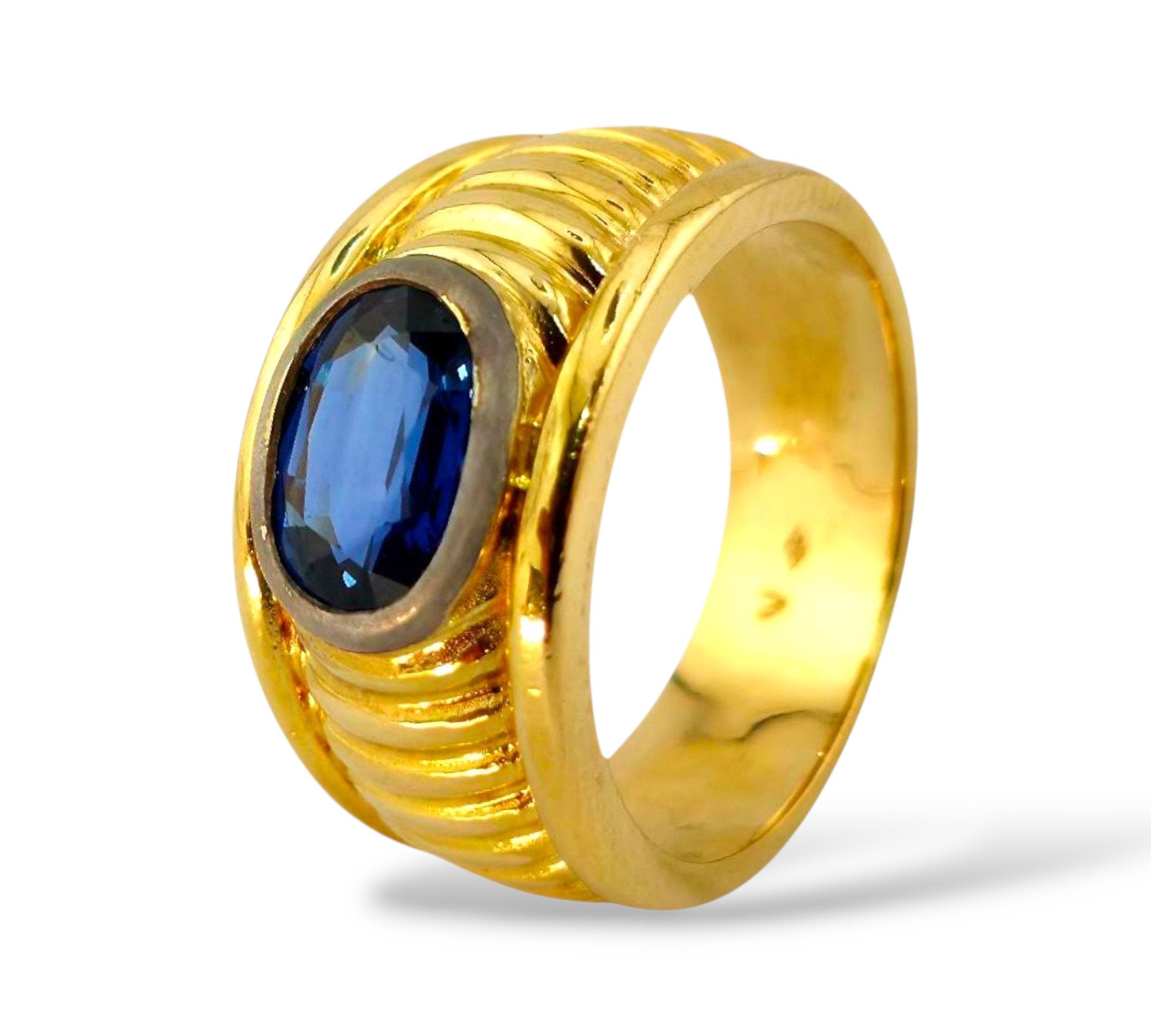 18K Yellow Gold Ring with Large Sapphire