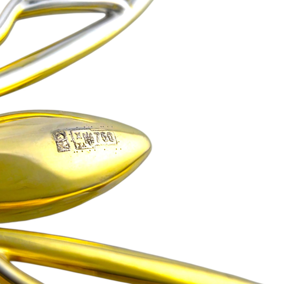 Close-up of the gold brooch body showing its stamped hallmark