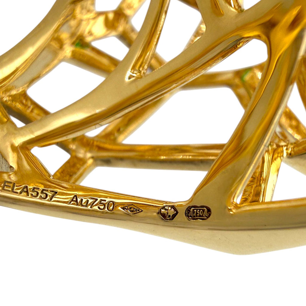 18K yellow gold ring band close-up showing engraving and hallmark details