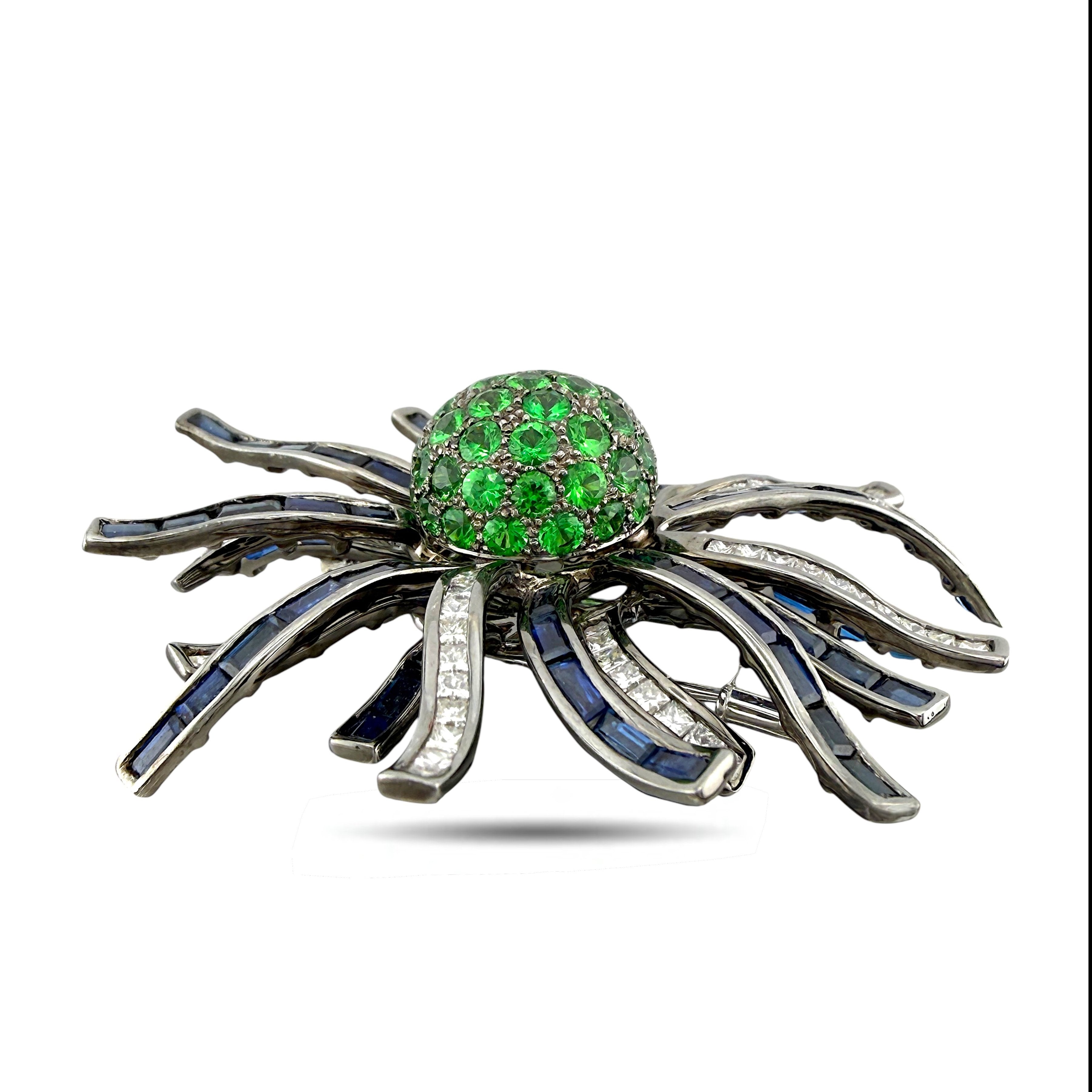 18 kt. Exclusive 18K White Gold 2.64ct Emerald, 1.64ct Diamond & Sapphire Brooch, White gold Diamond  - Emerald