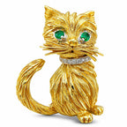 18K yellow gold cat brooch with green emerald eyes and curved tail