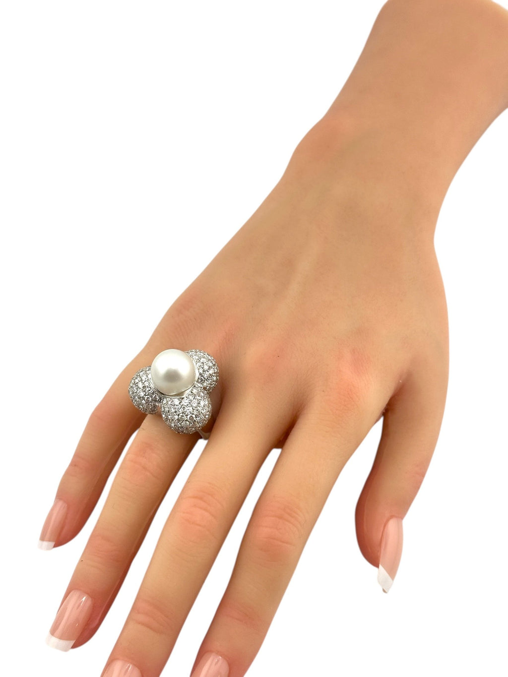 18K White Gold Ring with Diamond Circles and Central Pearl
