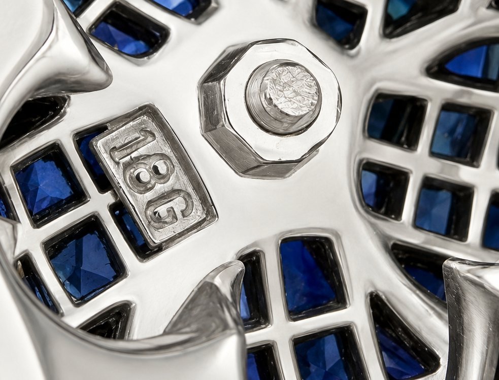 18K white gold flower ring with blue sapphire details and 18K hallmark