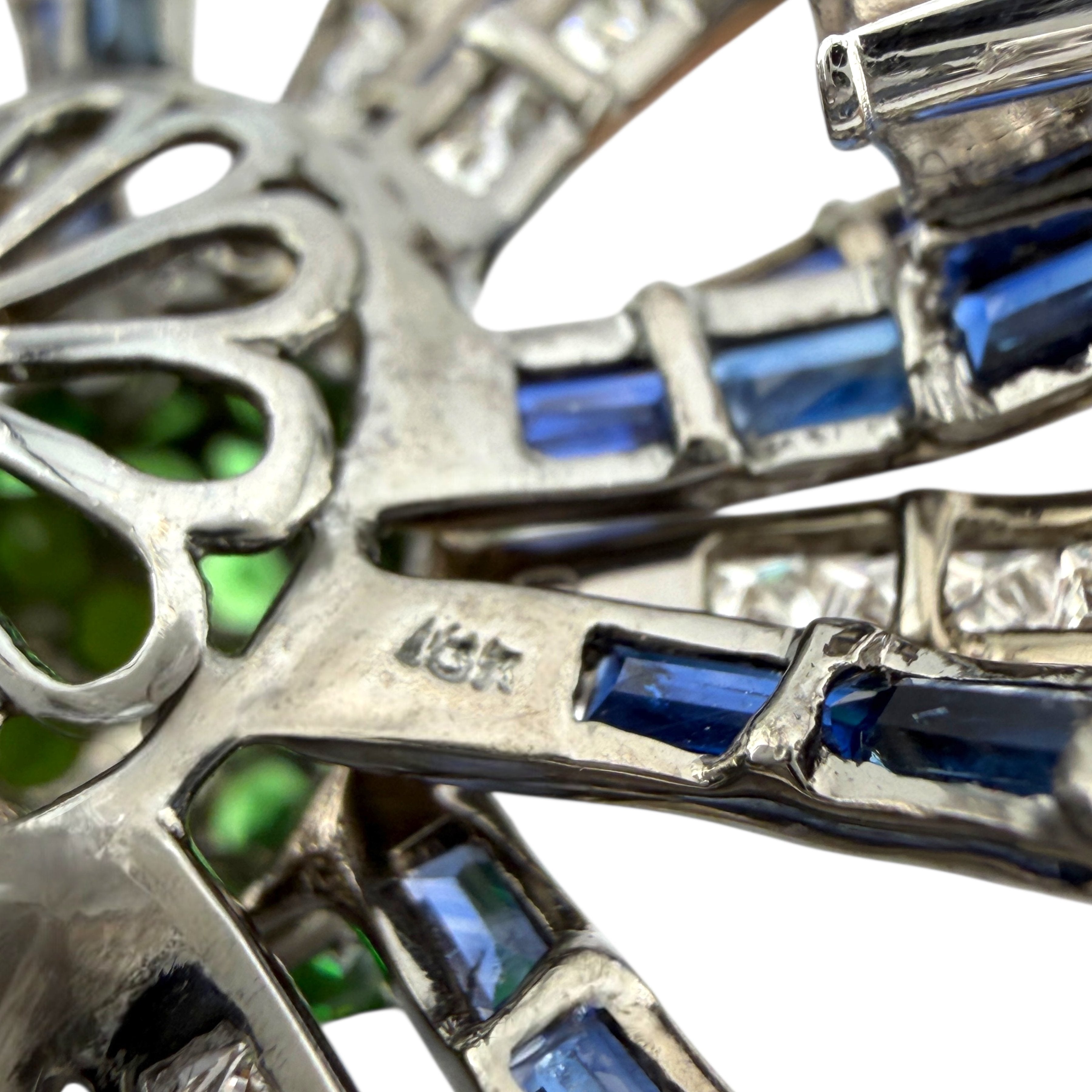 18 kt. Exclusive 18K White Gold 2.64ct Emerald, 1.64ct Diamond & Sapphire Brooch, White gold Diamond  - Emerald