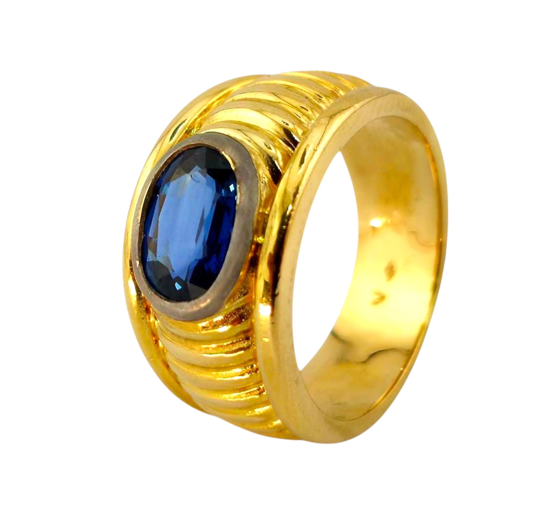 18K Yellow Gold Ring with Large Sapphire