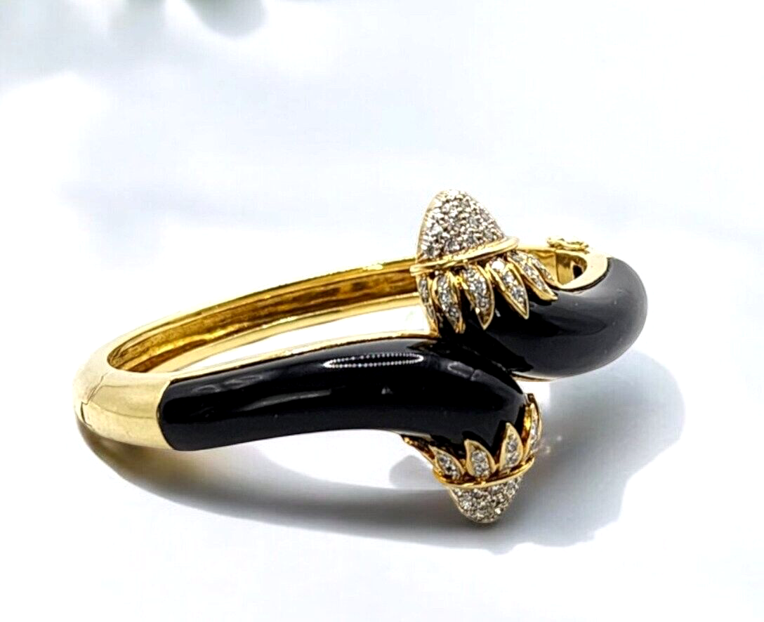 Amazing 1960s Diamond Onyx 18 Karat Yellow Gold Bangle Bracelet 60 Grams