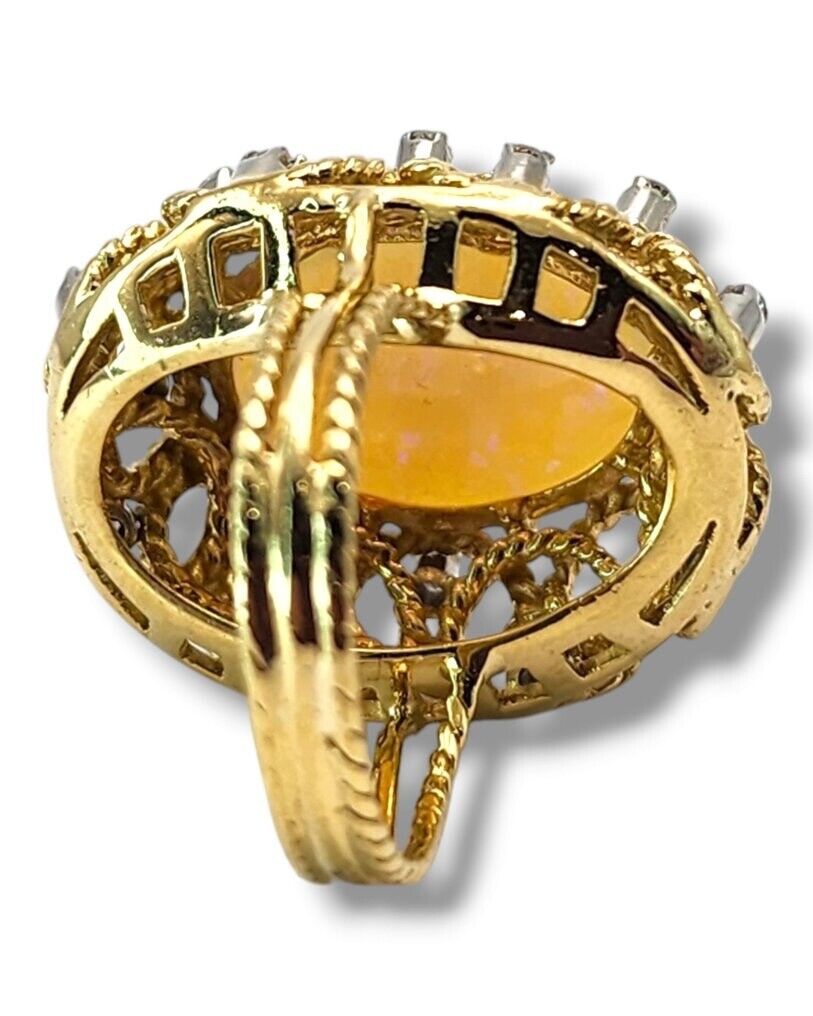 18K Yellow Gold Ring with Opal Gemstone and Dimonds