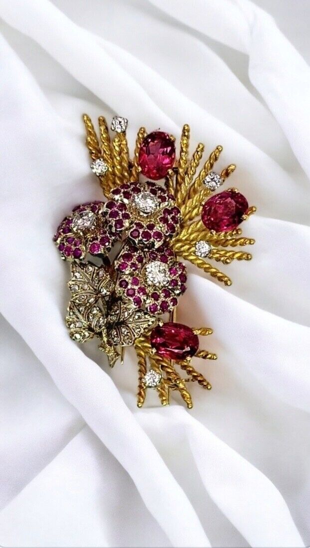 Vintage 18k Gold Ruby Diamond Brooch Material: Gold 18k, Diamonds and Ruby