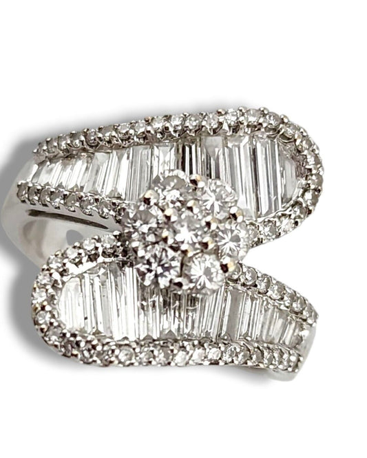 Gorgeous 18K Yellow Gold Ring with Round Diamonds and Sapphires Diamond