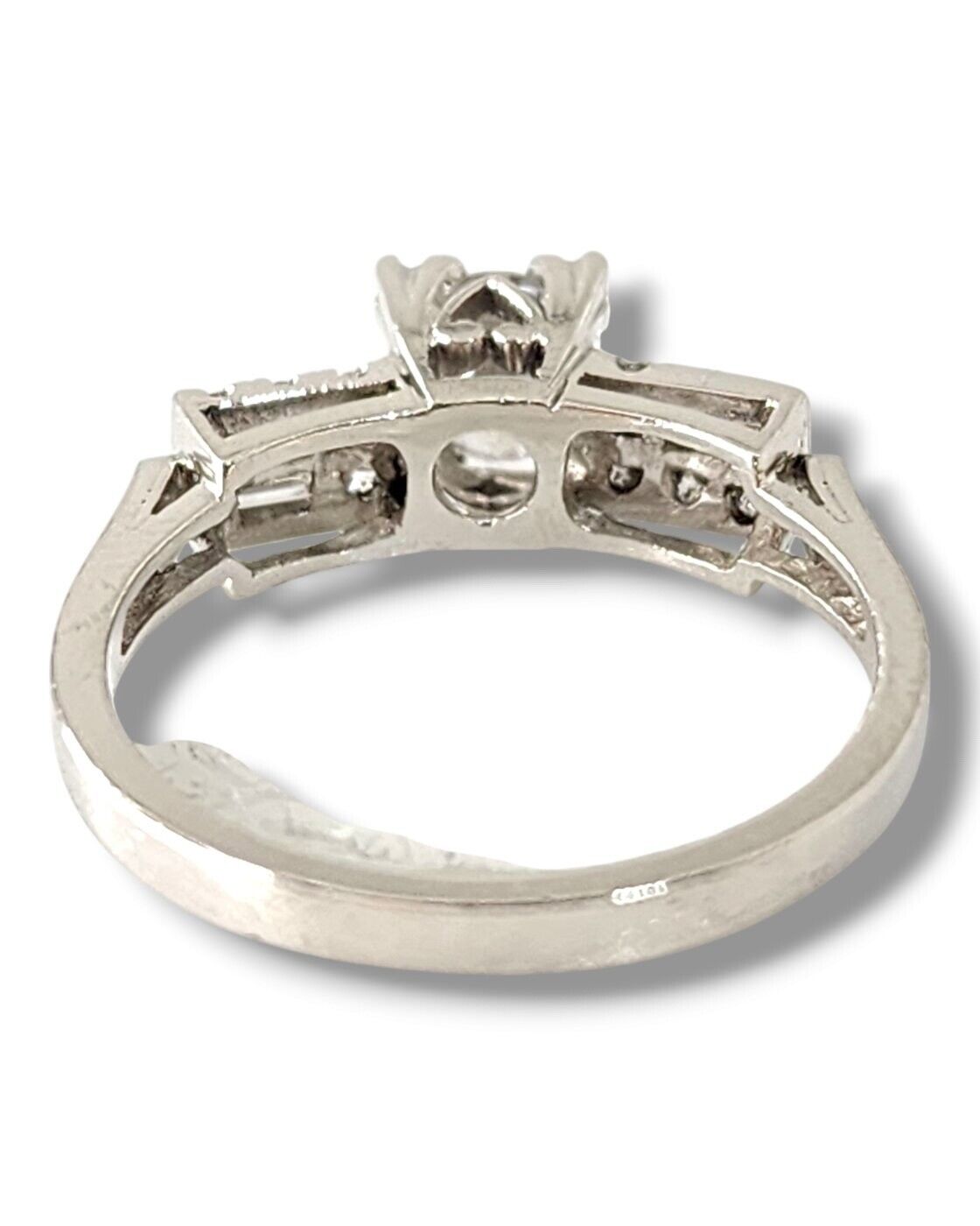 Beautiful 18K White Gold Ring with Diamonds 0.50Ct