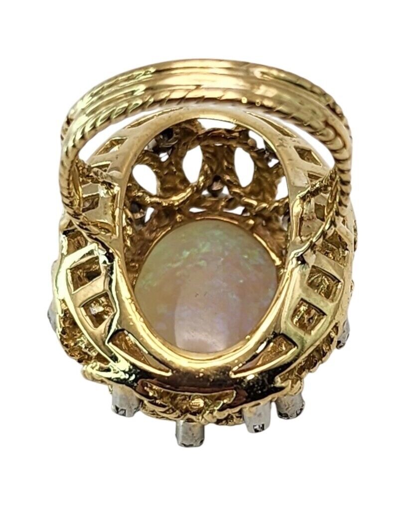 18K Yellow Gold Ring with Opal Gemstone and Dimonds