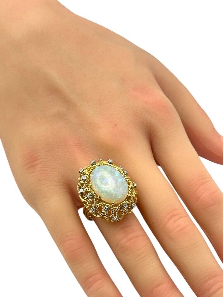 18K Yellow Gold Ring with Opal Gemstone and Dimonds