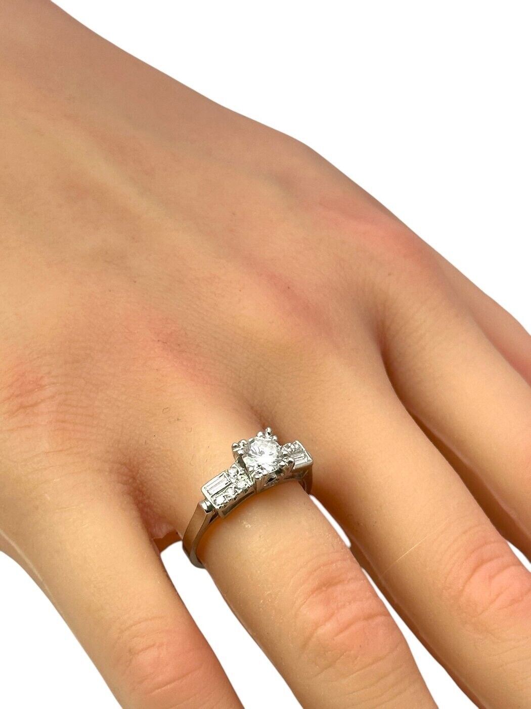 Beautiful 18K White Gold Ring with Diamonds 0.50Ct
