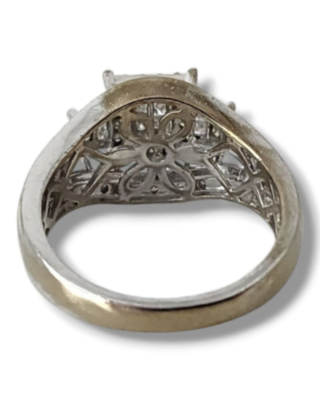 Beautiful 14K Yellow Gold Ring with Central Opal and Surrounding Diamonds 0.60Ct