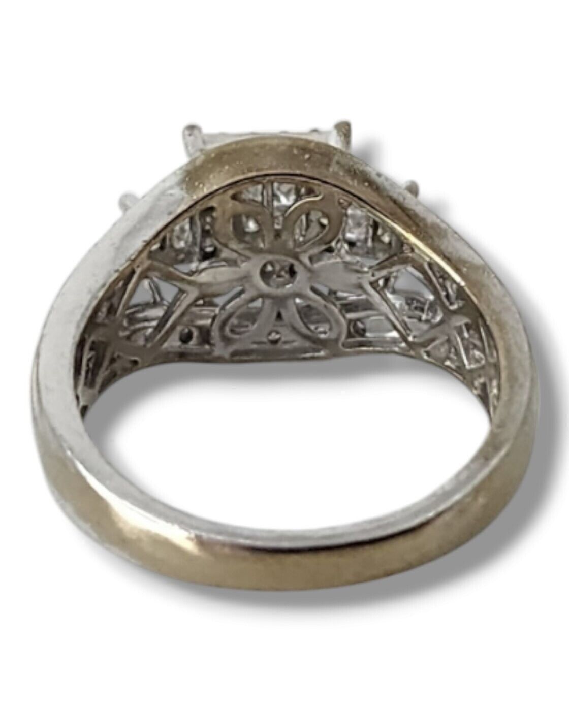 Beautiful 14K Yellow Gold Ring with Central Opal and Surrounding Diamonds 0.60Ct