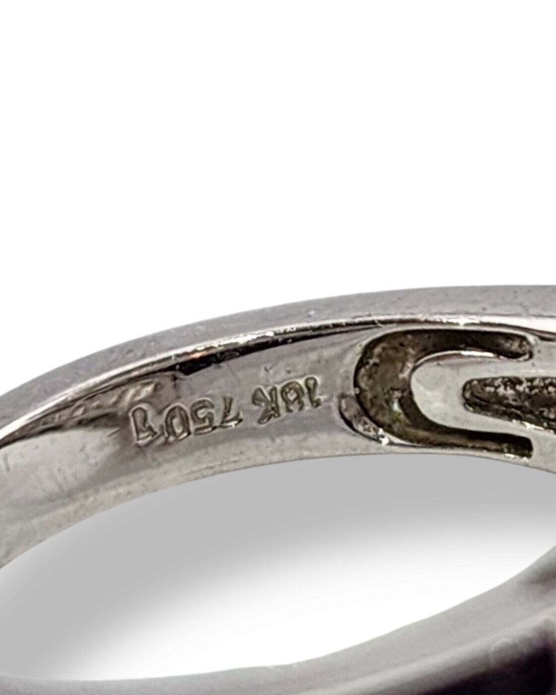 Gorgeous 18K Yellow Gold Ring with Round Diamonds and Sapphires Diamond