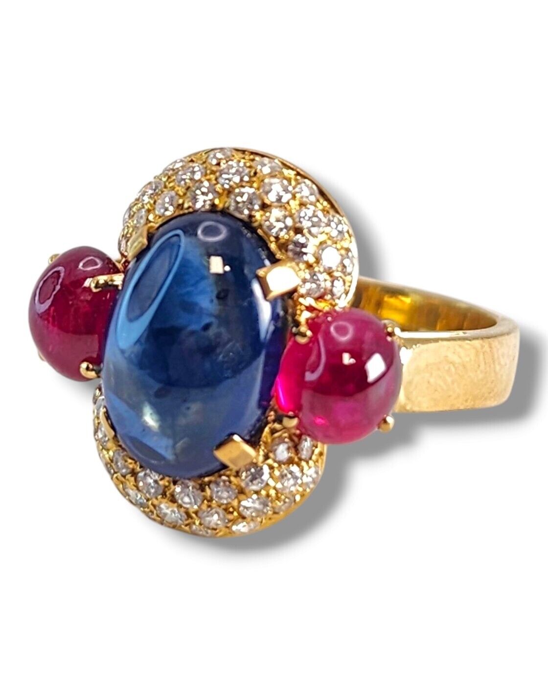Beautiful 18K Yellow Gold Ring with Diamonds, Sapphire and Rubies Diamond
