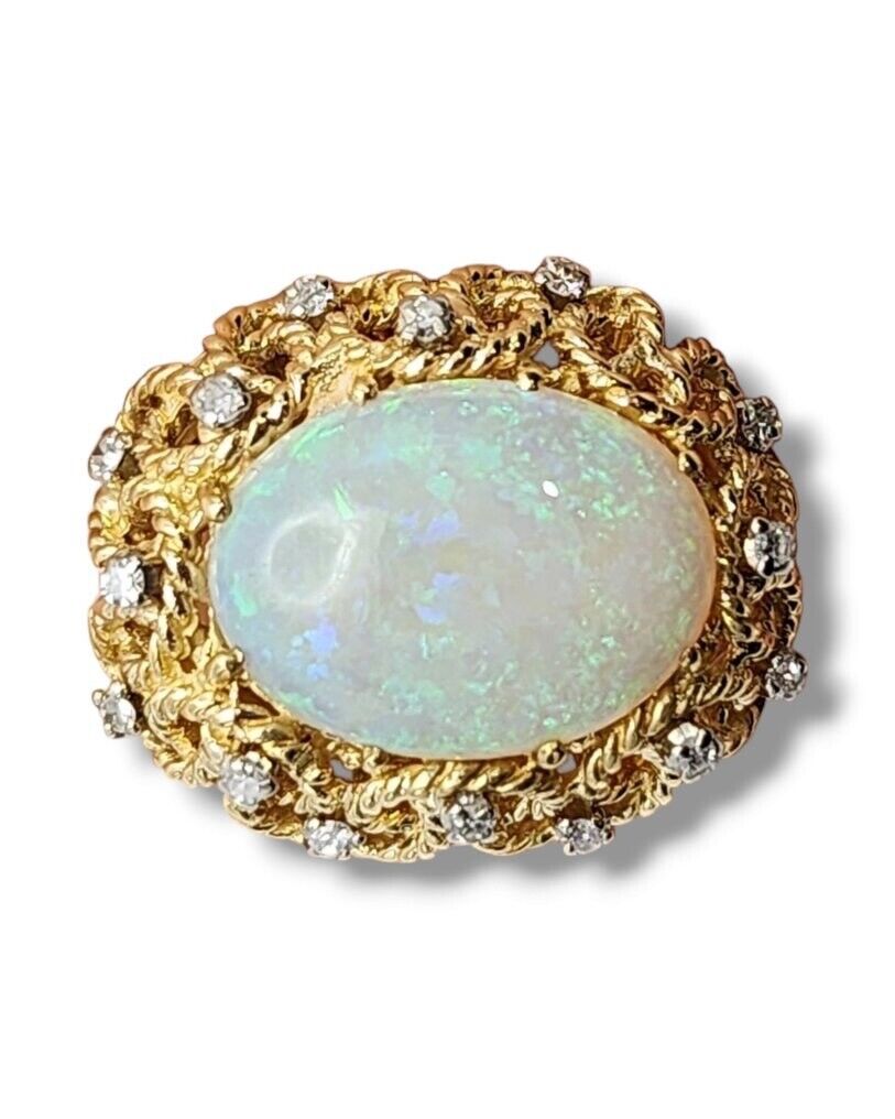 18K Yellow Gold Ring with Opal Gemstone and Dimonds