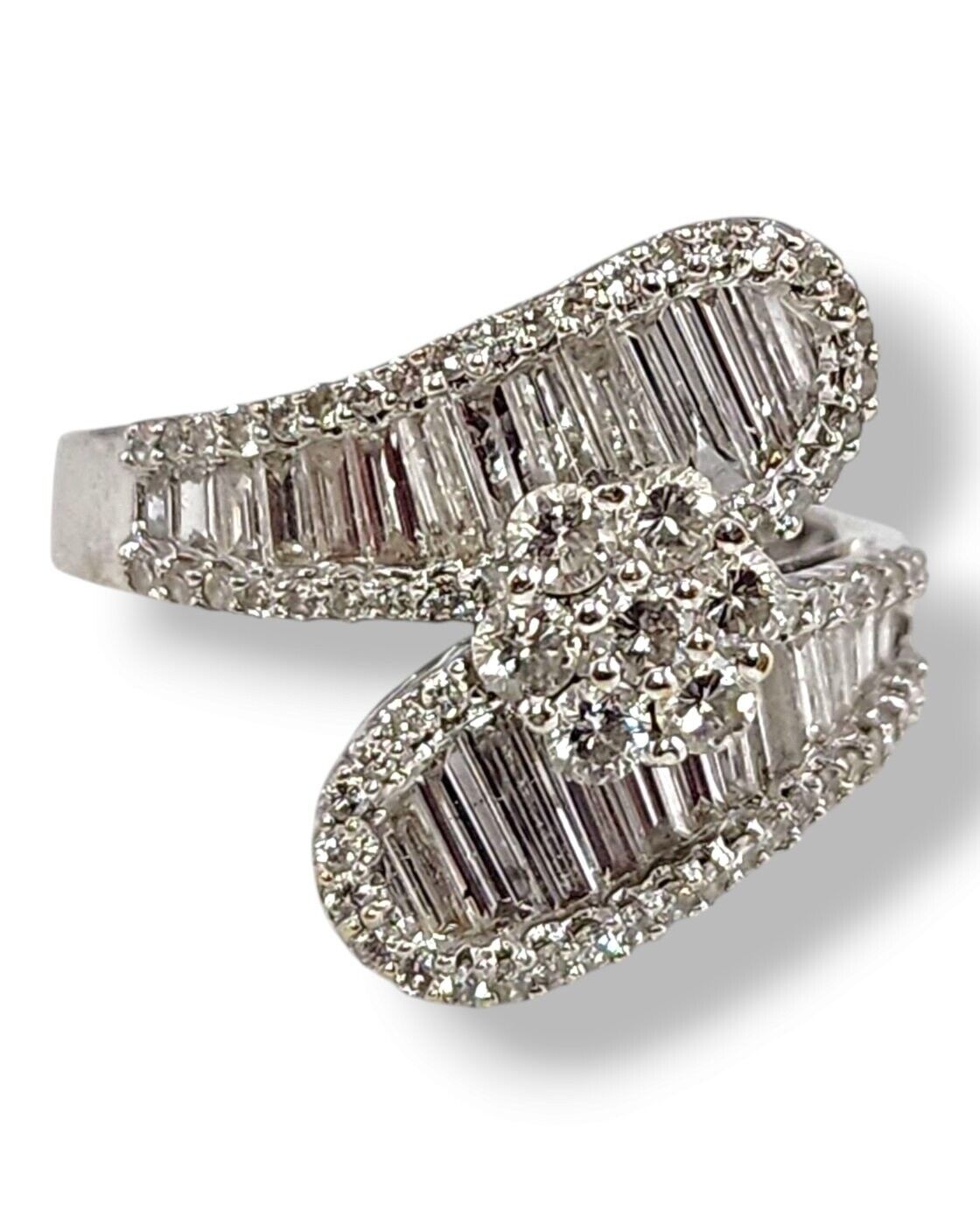 Gorgeous 18K Yellow Gold Ring with Round Diamonds and Sapphires Diamond