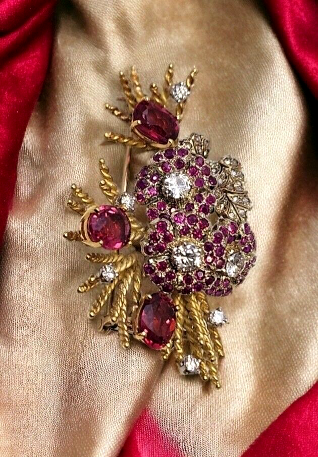 Vintage 18k Gold Ruby Diamond Brooch Material: Gold 18k, Diamonds and Ruby