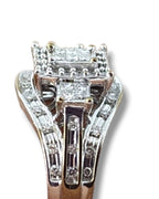 Beautiful 14K Yellow Gold Ring with Central Opal and Surrounding Diamonds 0.60Ct