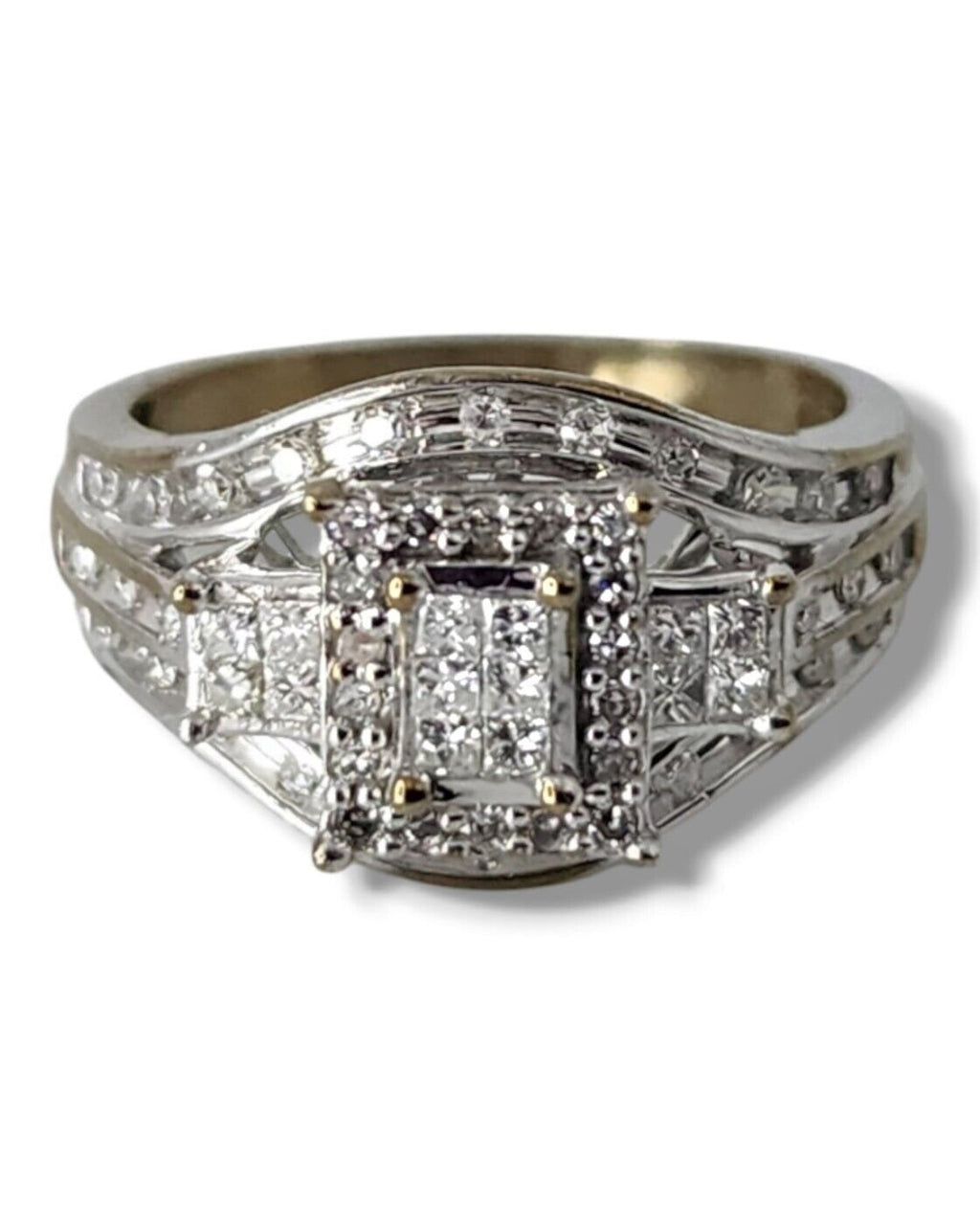 Beautiful 14K Yellow Gold Ring with Central Opal and Surrounding Diamonds 0.60Ct