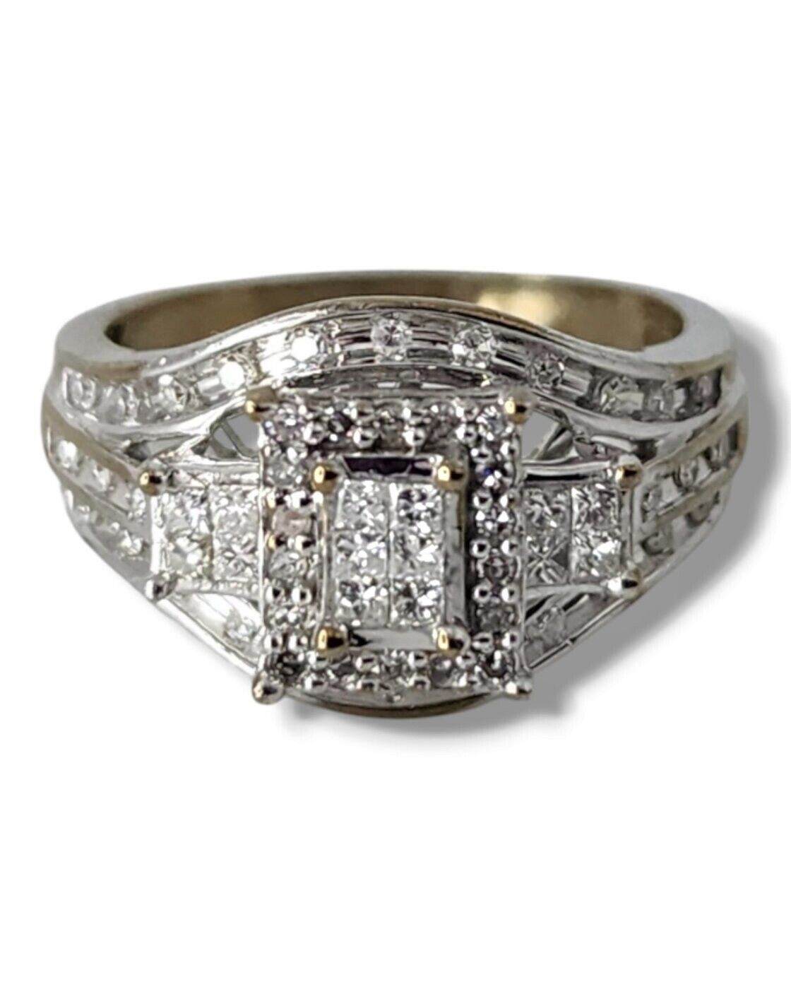 Beautiful 14K Yellow Gold Ring with Central Opal and Surrounding Diamonds 0.60Ct