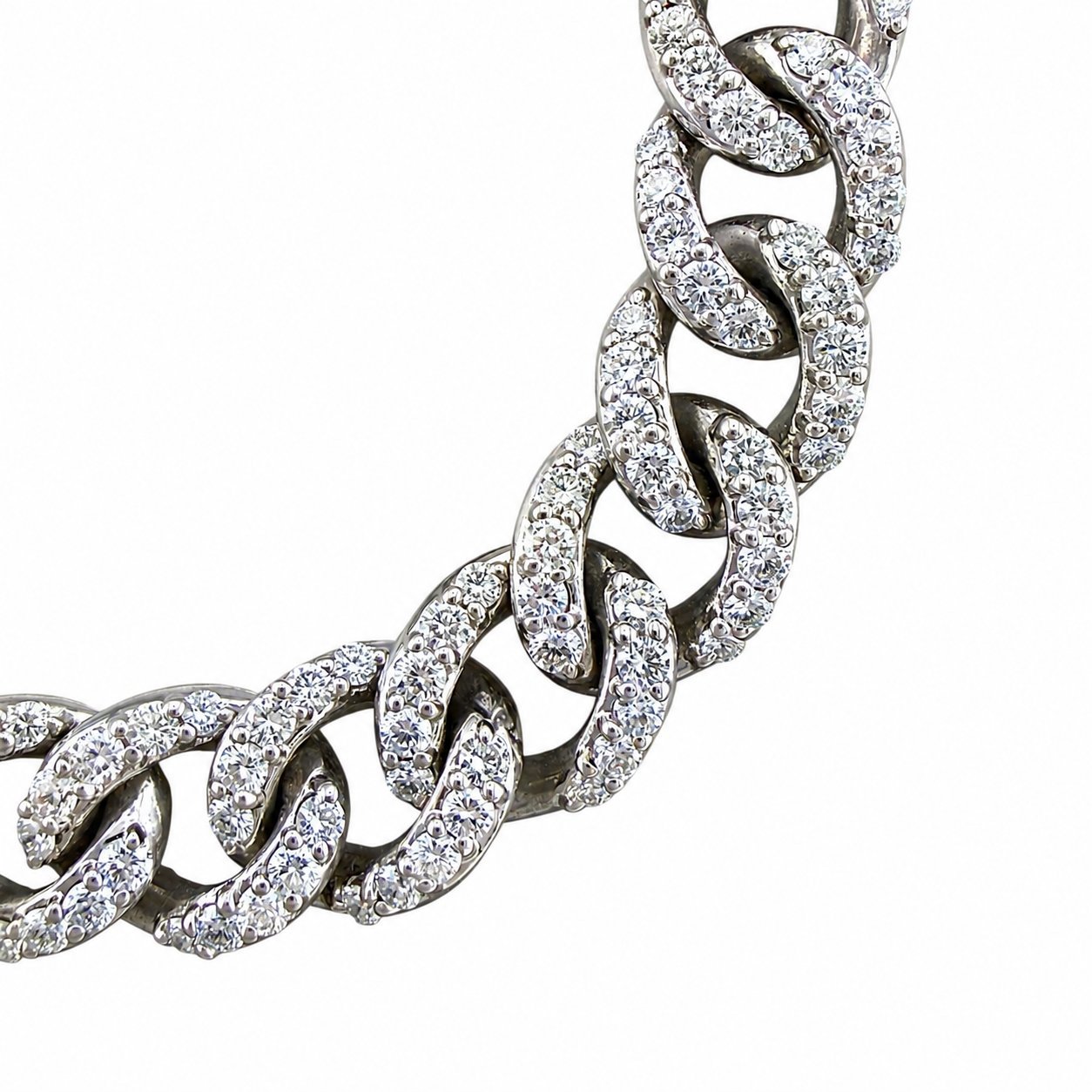 18K white gold diamond interlocking circle link bracelet close-up