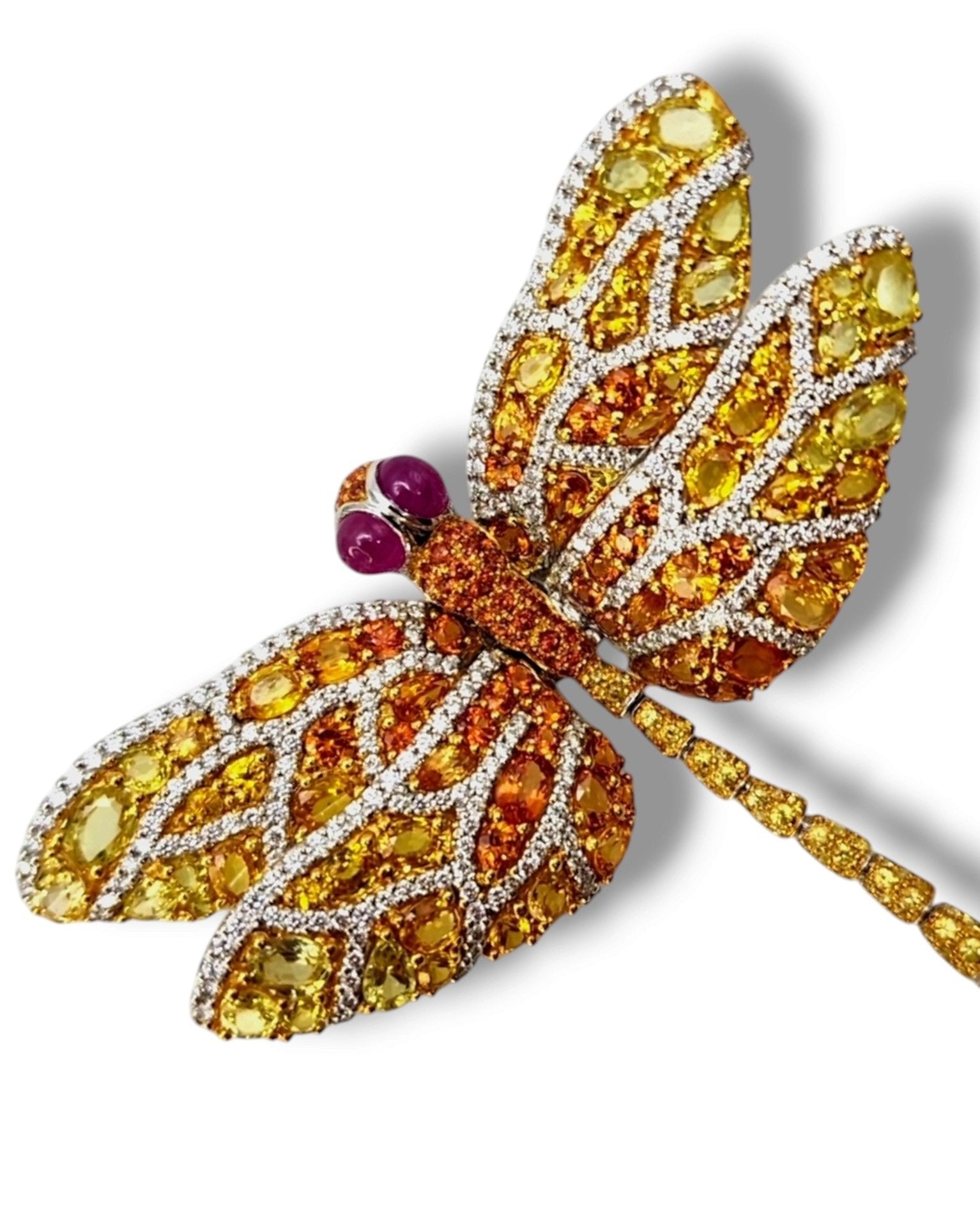 Brooch - 18 kt. Yellow gold, Beautiful Vintage 18K Gold Dragonfly Brooch Embezzled with Large Orange Sapphires and Diamonds Diamond (Natural)  - Sapphire