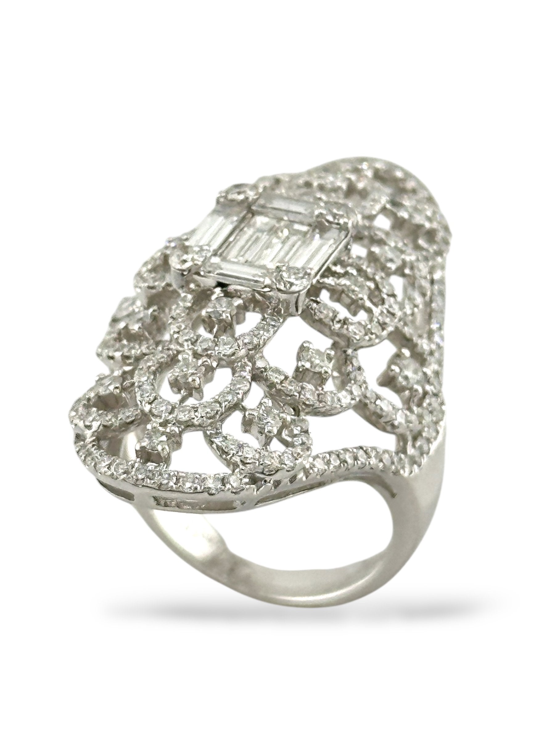 18 kt. White gold, 18K White Gold Ring with Radiant & 4.0ct Round Diamonds  -  4.0ct. tw. Diamond (Natural)