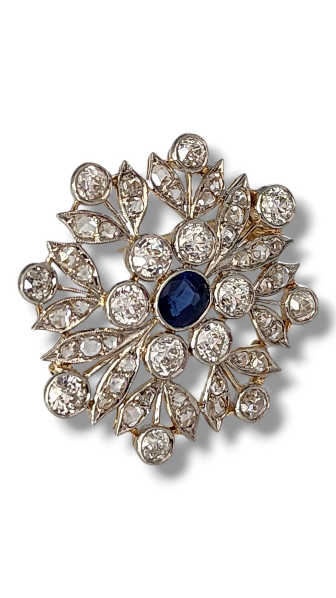 18 kt. White gold, Beautiful Snowflake Style  18K White Gold Brooch with Diamonds and Sapphire 6.0 Carats!  Diamond  - Sapphire