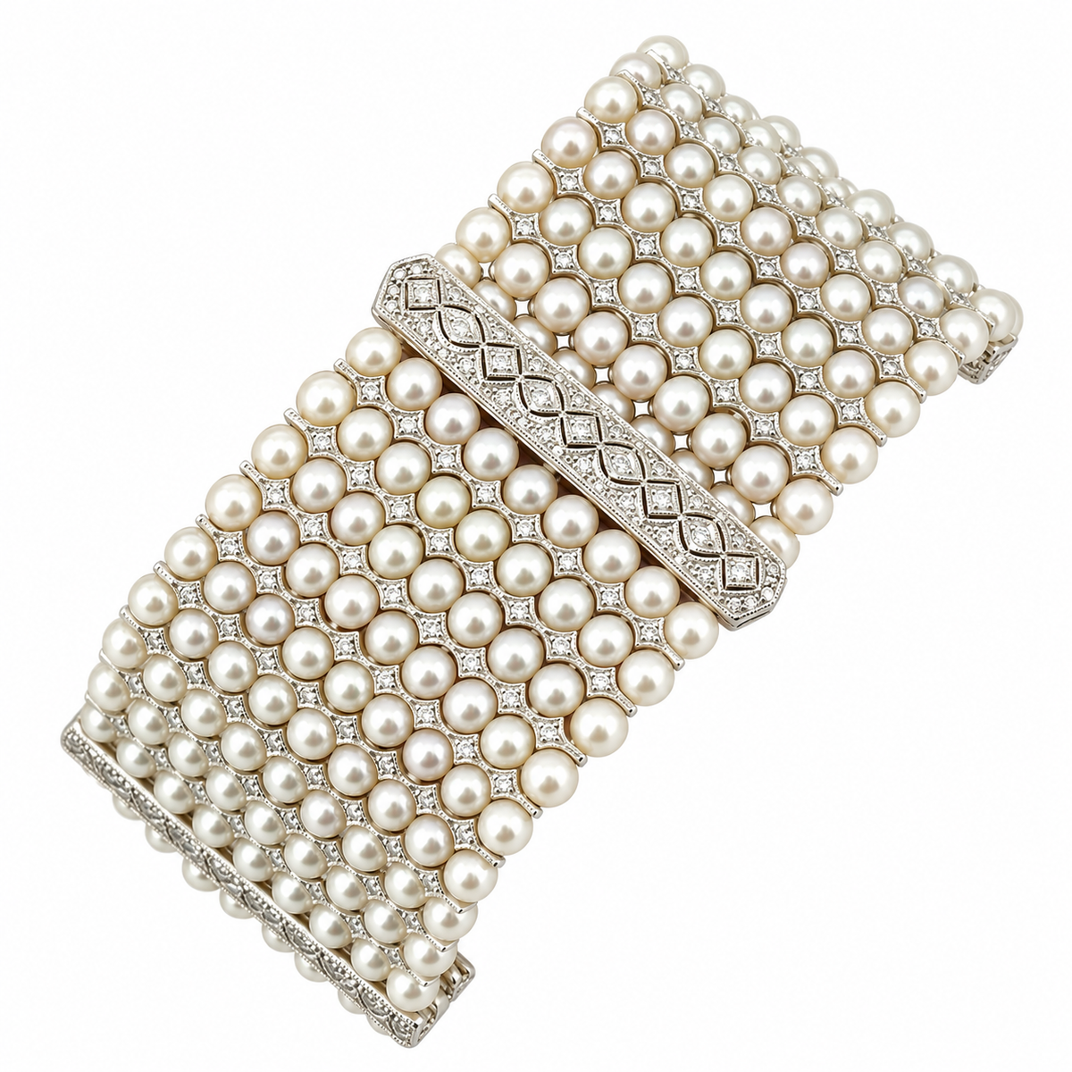 Pearl and diamond bracelet with three pearl rows and a diamond-pattern center bar