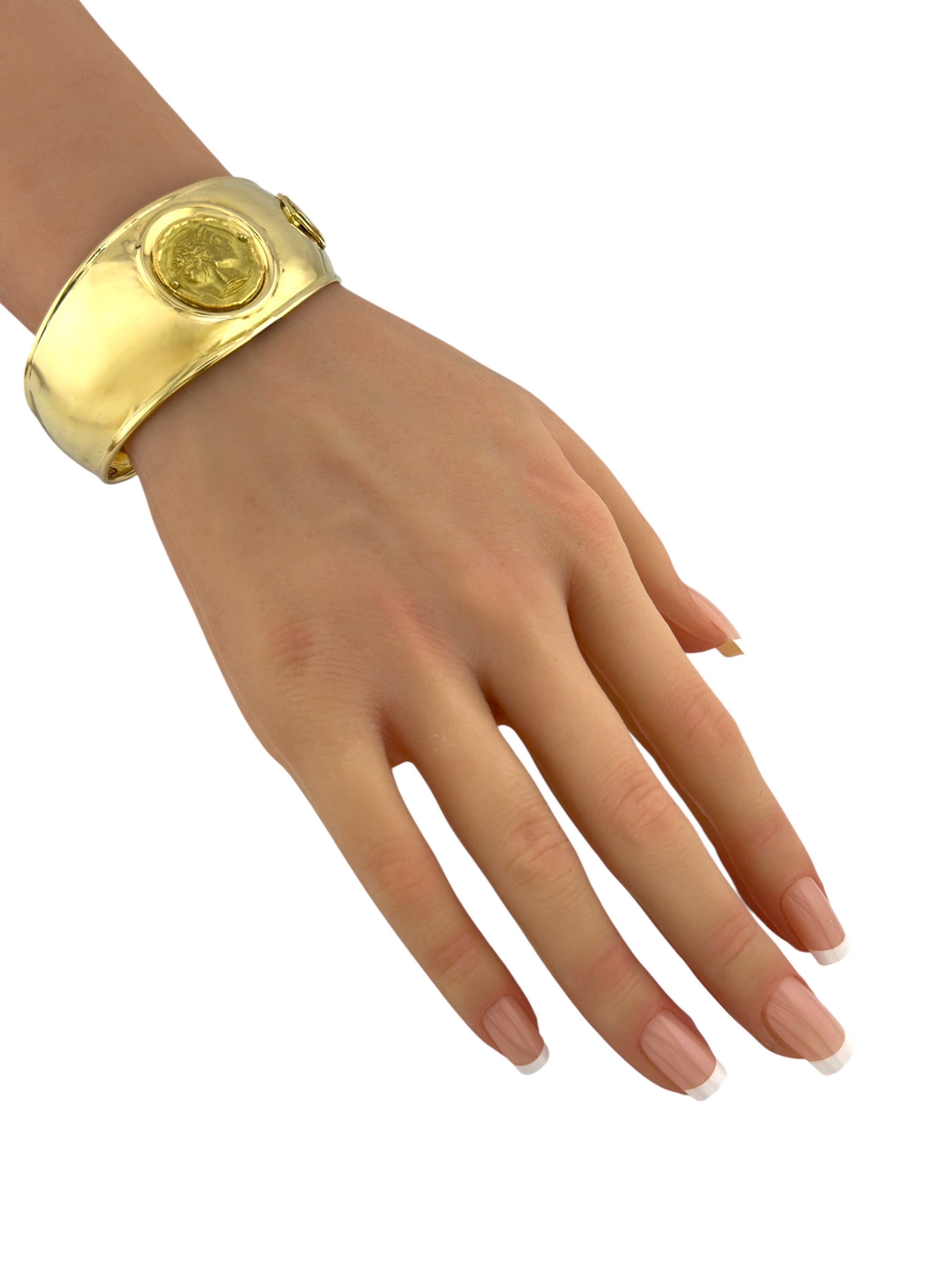 2 piece jewellery set - 18 kt. Yellow gold,  18K Yellow Gold Renaissance Revival Cuff Set with Female Deity Motif