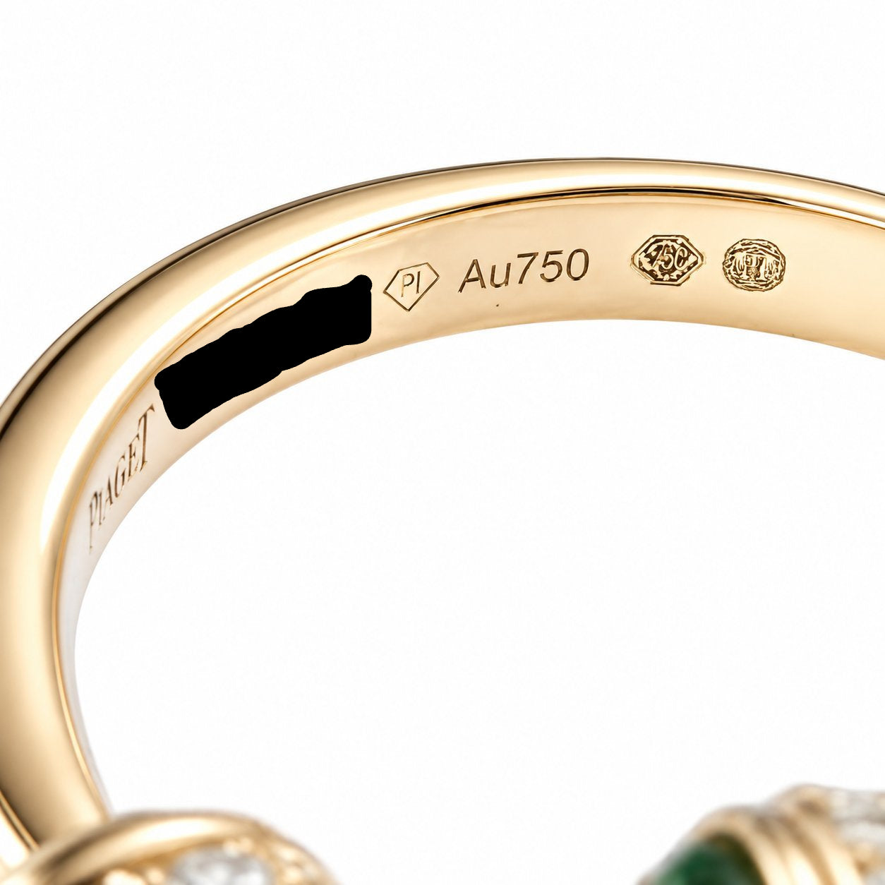 Yellow gold ring band with Au750 hallmark and serial engraving detail