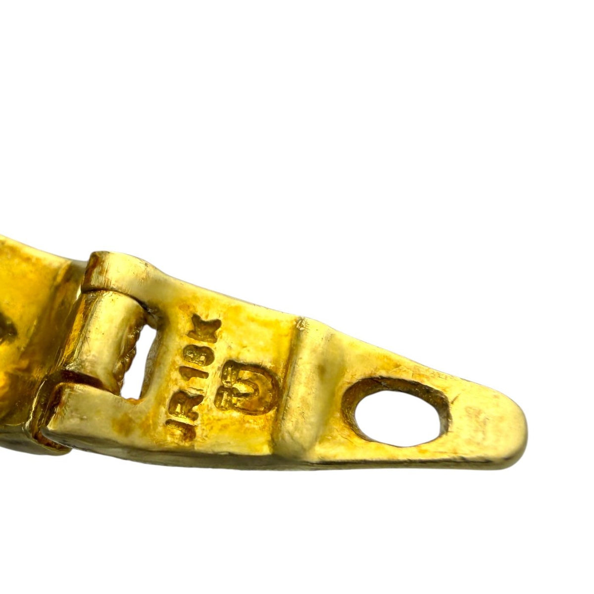 18K yellow gold brooch clasp and side with maker mark and oval cutout