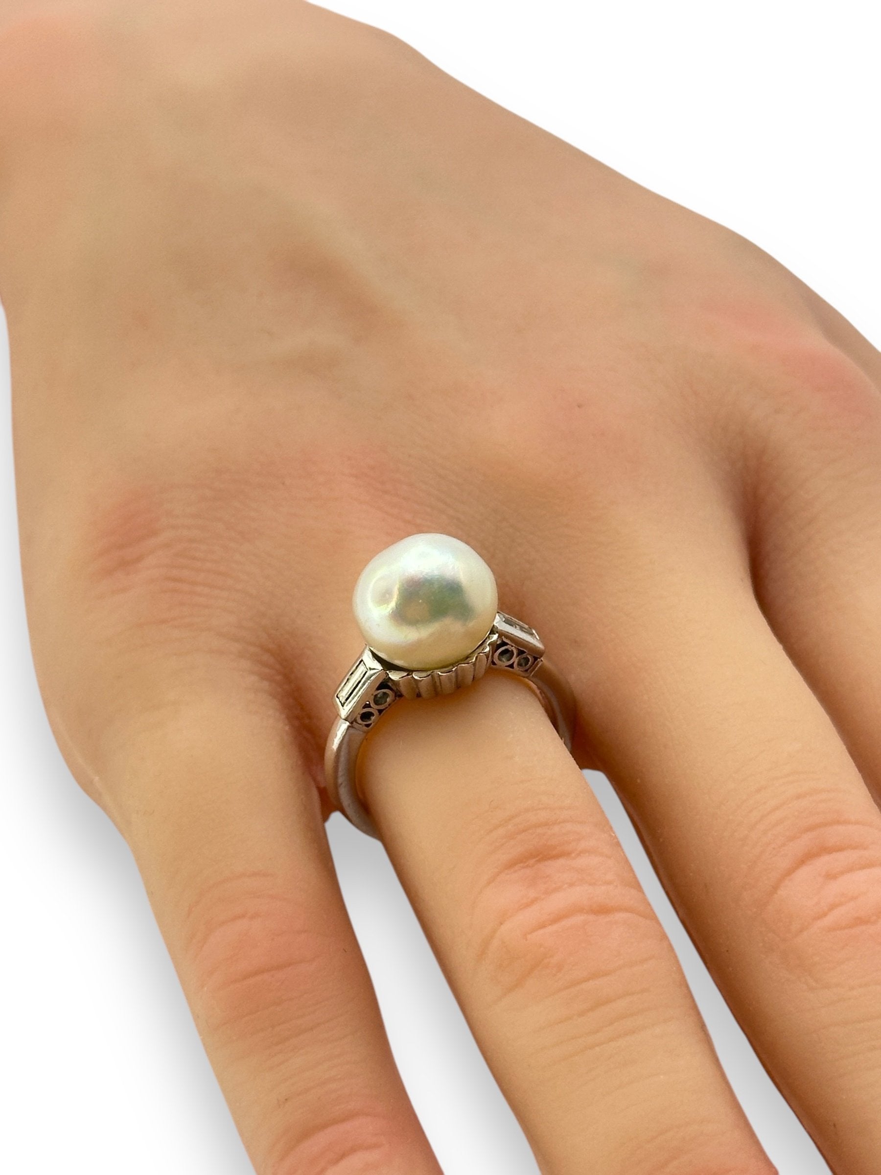 Vintage Platinum Ring with a Large Pearl and 2 Surrounding Diamonds