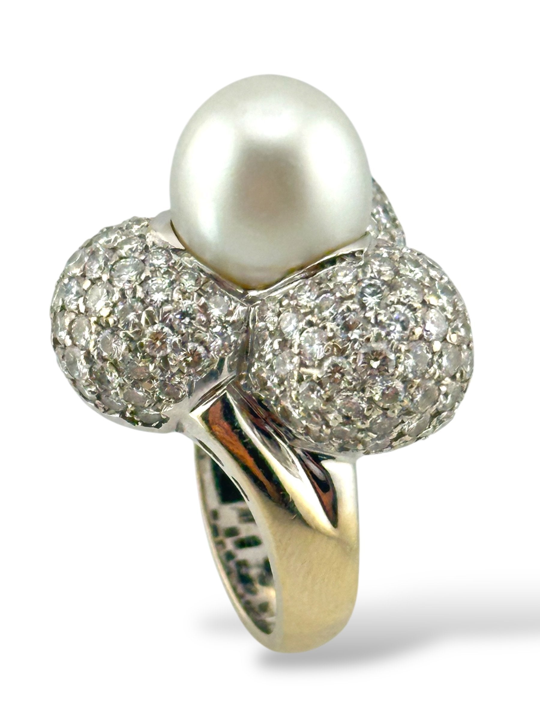 18K White Gold Ring with Diamond Circles and Central Pearl
