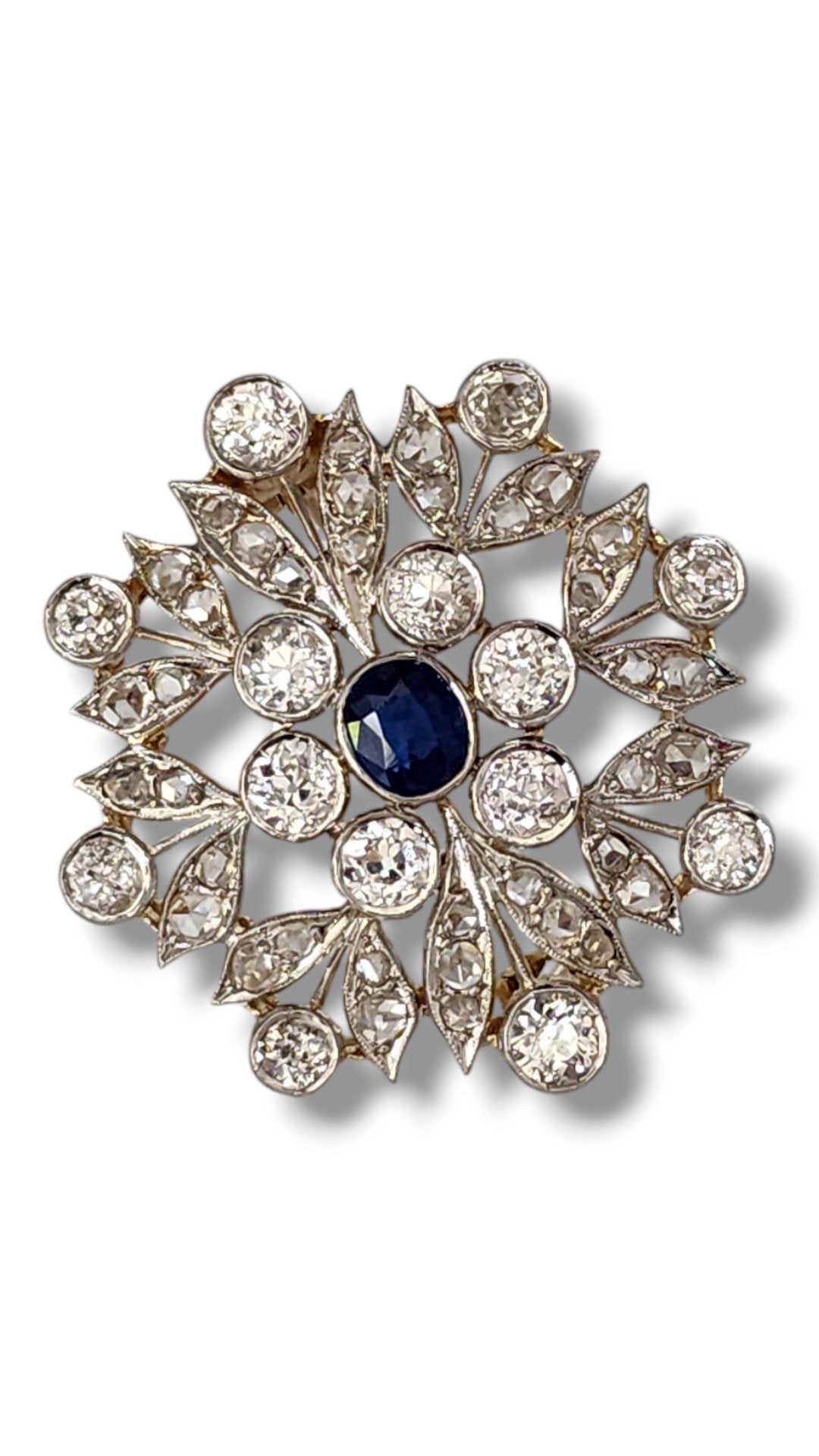 18 kt. White gold, Beautiful Snowflake Style  18K White Gold Brooch with Diamonds and Sapphire 6.0 Carats!  Diamond  - Sapphire