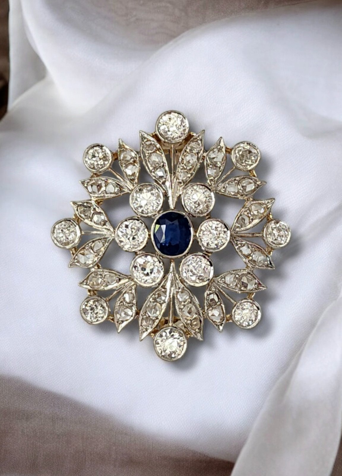 18 kt. White gold, Beautiful Snowflake Style  18K White Gold Brooch with Diamonds and Sapphire 6.0 Carats!  Diamond  - Sapphire