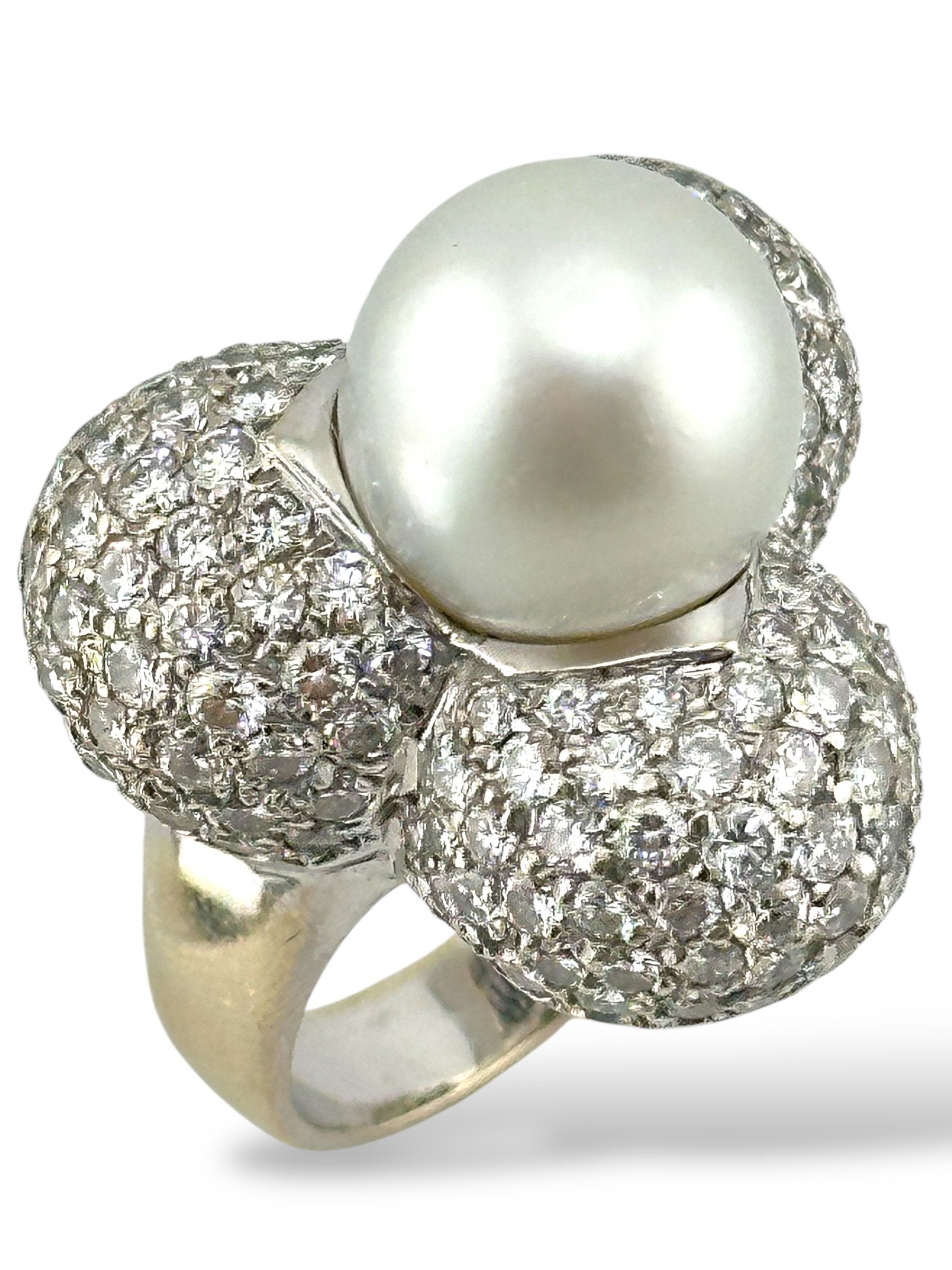 18K White Gold Ring with Diamond Circles and Central Pearl