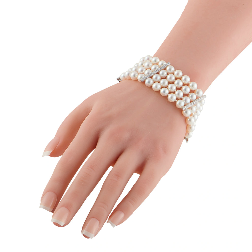 4-row pearl bracelet with clasp, worn on hand