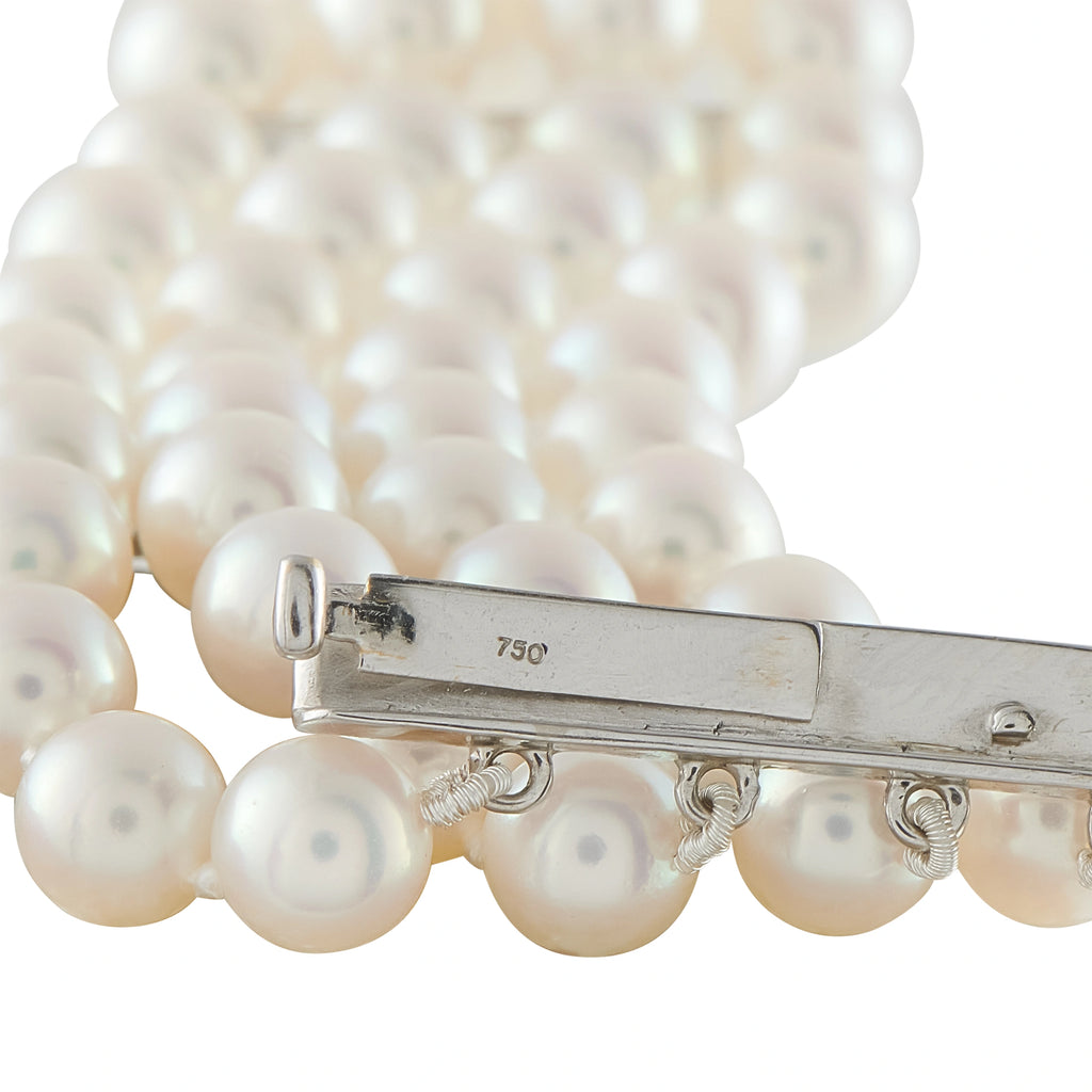 18K white gold pearl bracelet clasp with 750 hallmark, close-up