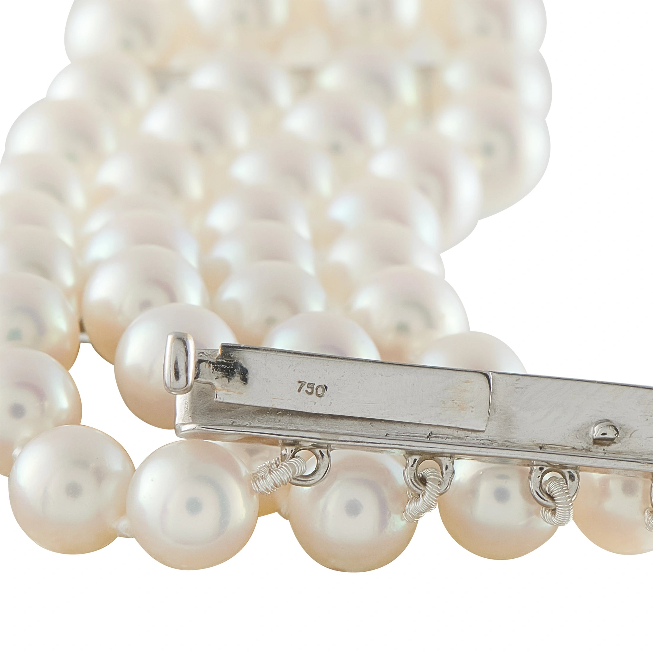18K white gold pearl bracelet clasp with 750 hallmark, close-up