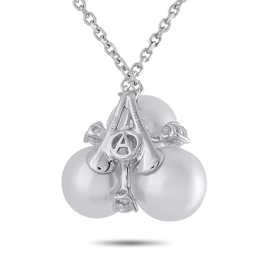 White gold pendant necklace with three-lobe pearl cluster and diamond set center