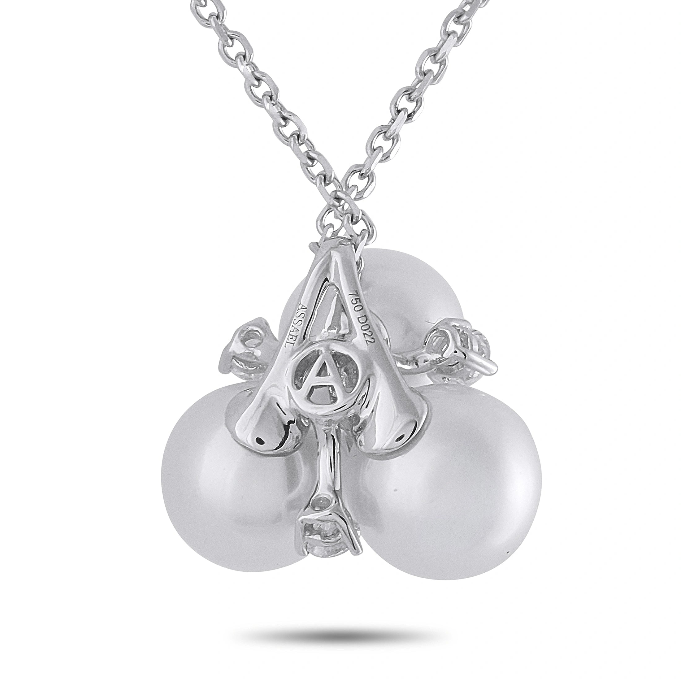 White gold pendant necklace with three-lobe pearl cluster and diamond set center