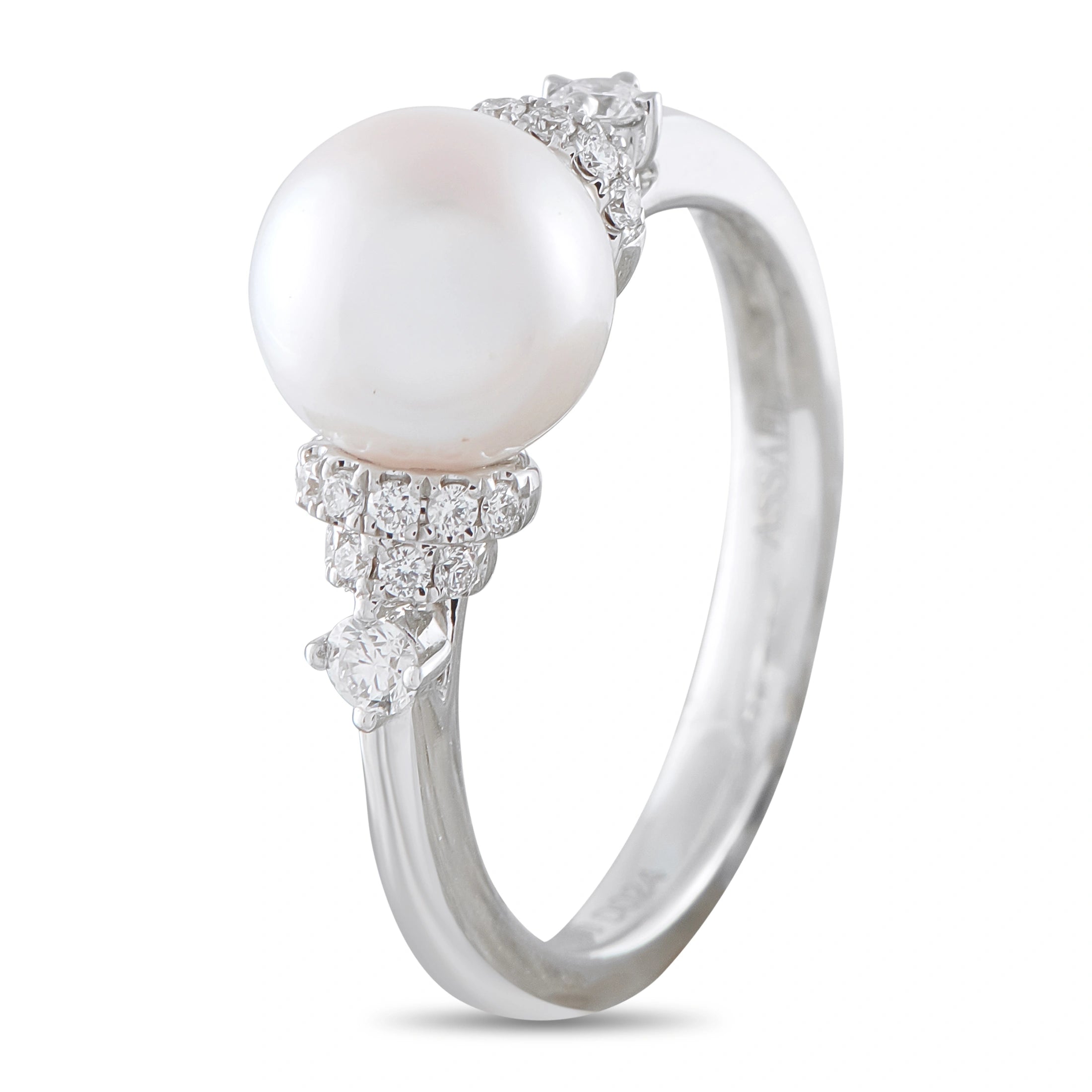 Assael 18K white gold ring featuring a round pearl and diamond cluster