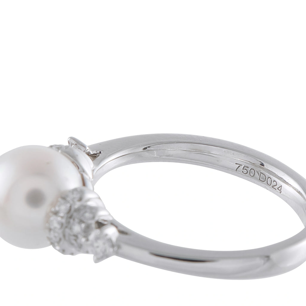 Assael 18K white gold ring side view with 750 hallmark near pearl